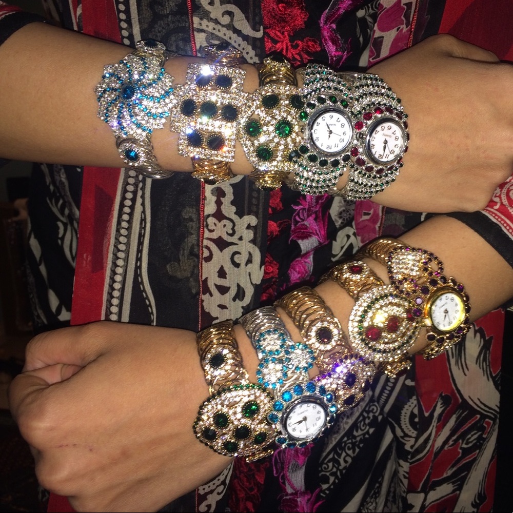 Watches and elegant bracelets One piece!